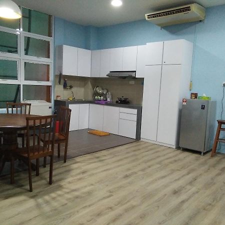 Xenia Homestay Kuching Esterno foto