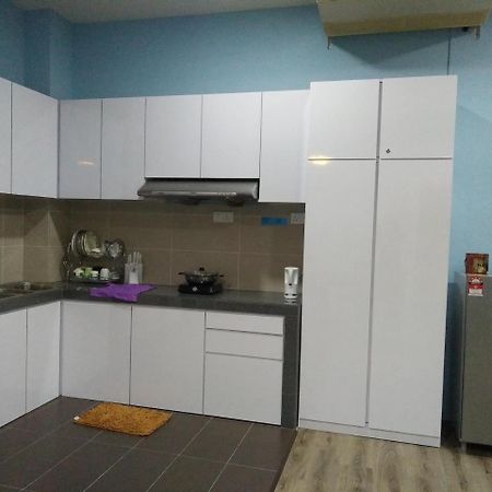 Xenia Homestay Kuching Esterno foto