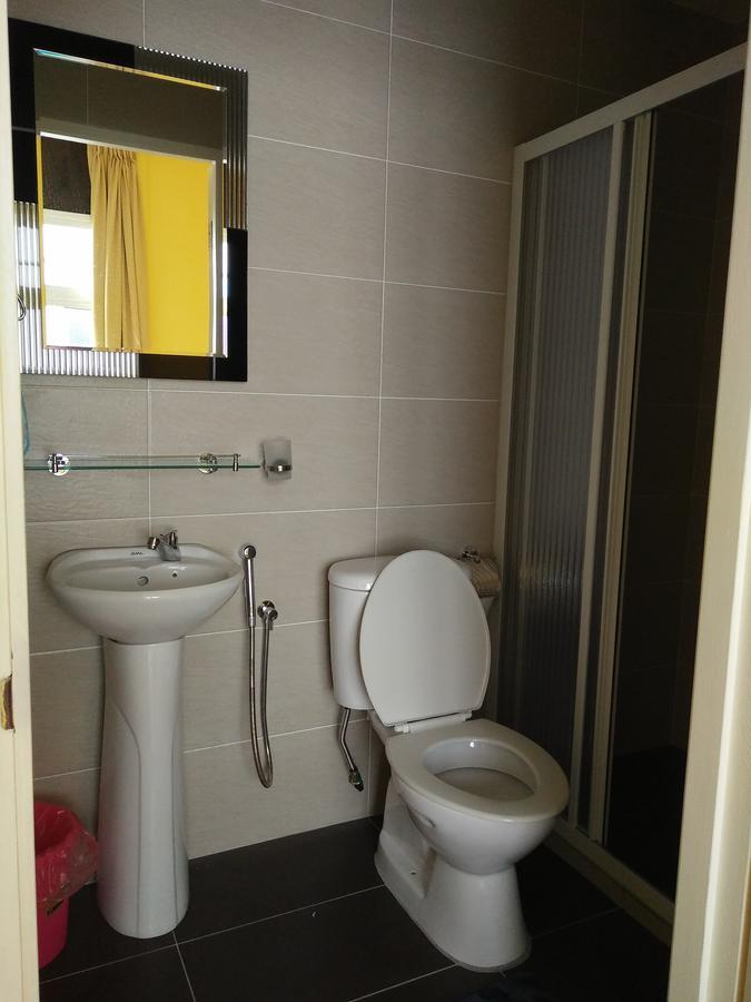 Xenia Homestay Kuching Esterno foto