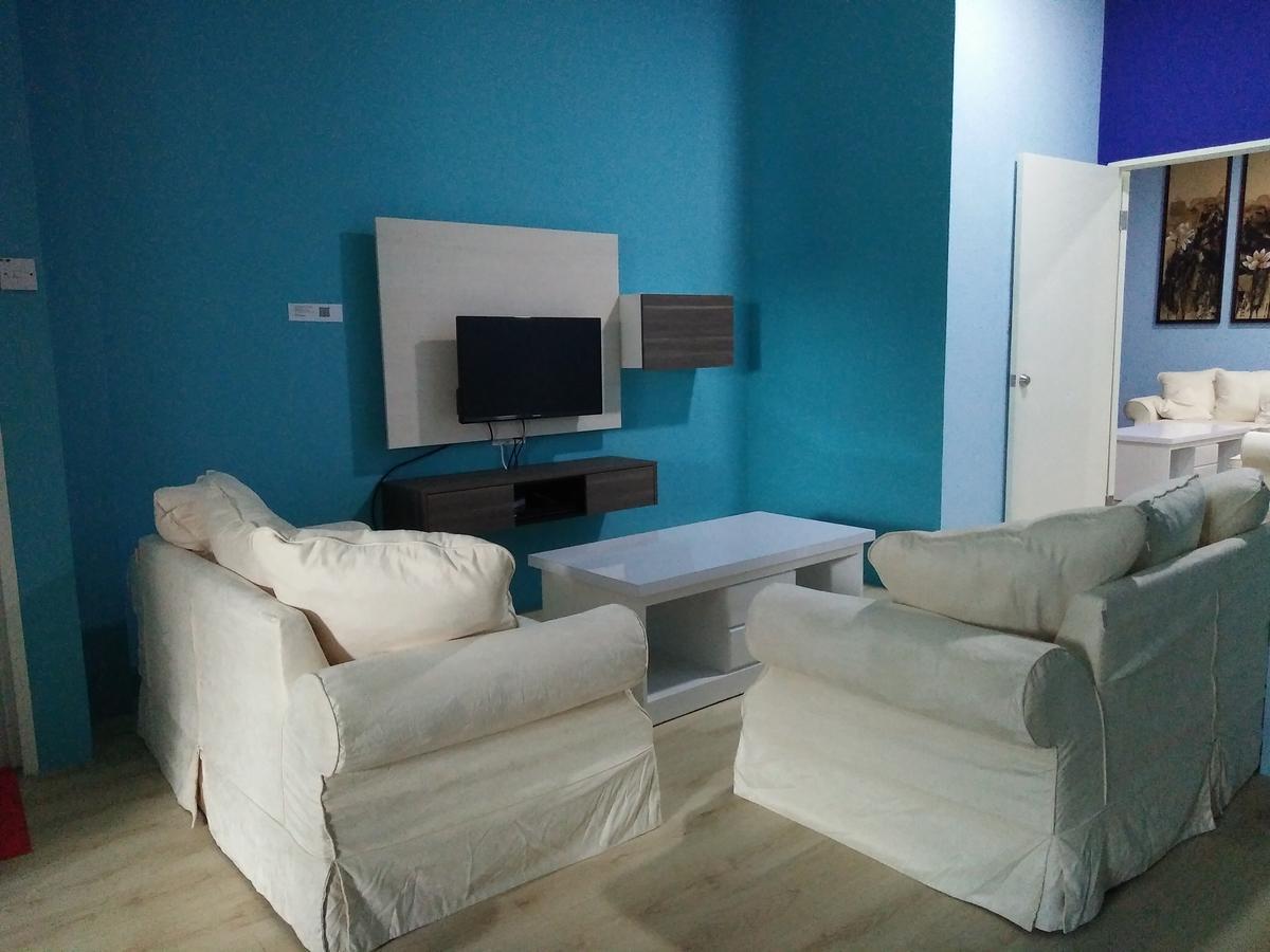 Xenia Homestay Kuching Esterno foto