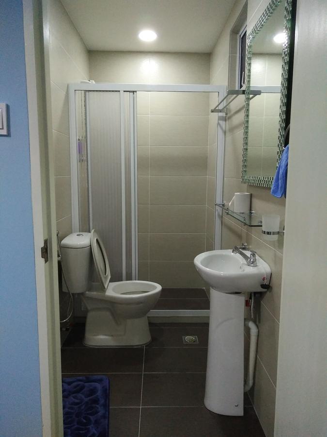 Xenia Homestay Kuching Esterno foto