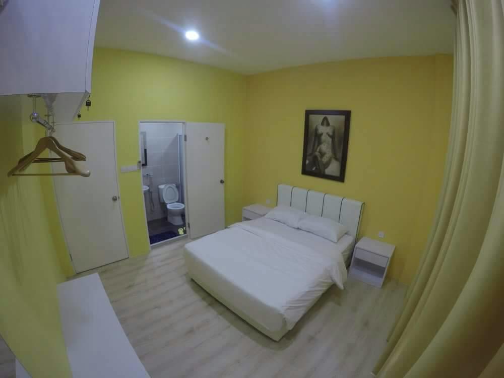 Xenia Homestay Kuching Esterno foto